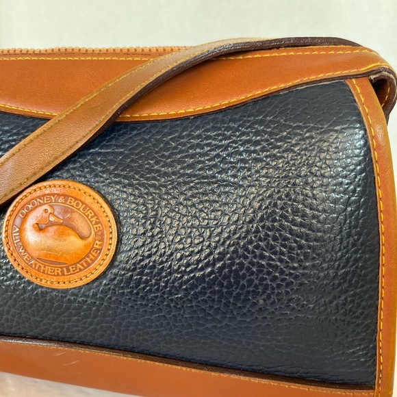 Dooney & Bourke Handbags - Dooney & Bourke vintage crossbody